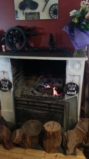 Der Hinweis hängt wohl nicht umsonst dort. Da hat vermutlich schonmal ein übereifriger Touri die Holzhocker zweckentfremdet, um den Kamin zu befeuern 