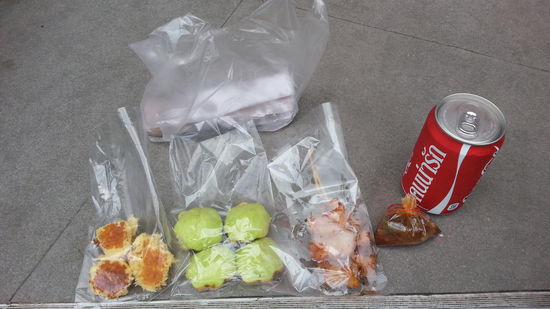 Der Tag nach dem Lebua: Streetfood
Das wird uns wohl auf unserer Reise eher ein Begleiter als das Essen eines 5* Hotels sein und es ist nicht unbedingt minder lecker!