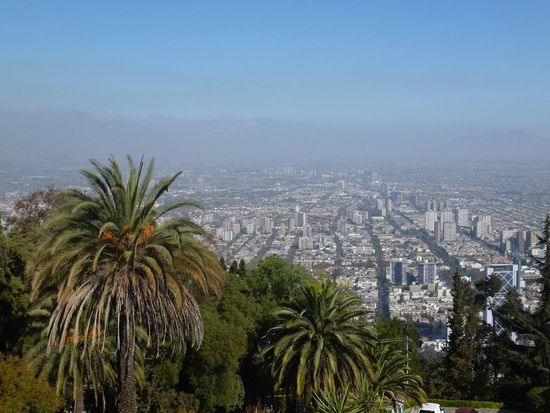 Hinter dem Smog-Vorhang zeichnen sich die Anden ab.