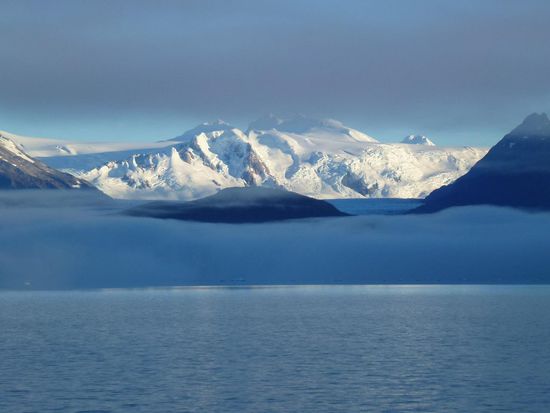 Langsam nähern wir uns dem Gletscher, der immer noch unter seinem Tischtuch aus Nebel schlummert.