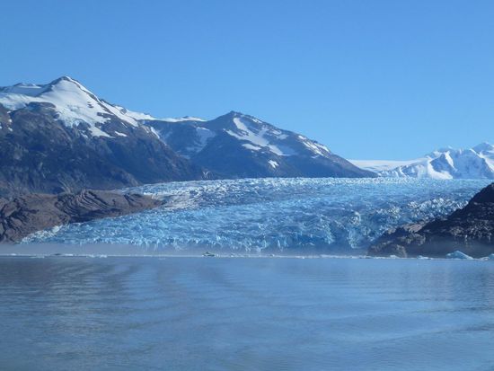 Kaum biegen wir um die nächste Ecke und da tut er sich vor uns auf, der Gletscher. Und erstrahlt in seiner vollen Schönheit 