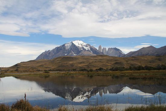 Die Spitzen in der Bildmitte sind die Namensgeber des Parks, die Torres del Paine.
