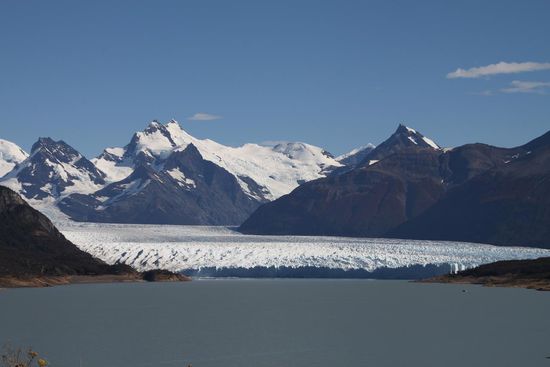 Der erste Blick auf den Gletscher vom Auto aus. Die Dimensionen kann man nur erahnen.
Ziemlich weit rechts ist auch ein kleiner Punkt auf dem oberen Bild, ein Ausflugsboot, zu erkennen.