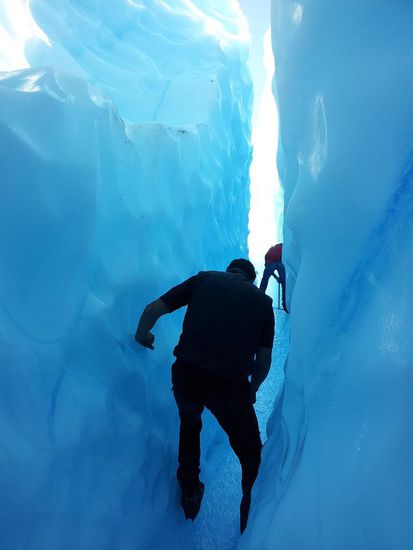 ...bloß nicht abrutschen, sonst steht man nämlich im recht frischem Gletscherwasser...
Der Guide schlägt vorne im Bild kleine Trittflächen in den Gletscher.
