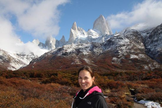 Wir rücken näher und langsam verkrümeln sich auch die letzten Wolken. Da wir gerne so nah wie möglich an den alten Fitz ran wollen, müssen wir zunächst noch einen sehr steilen und anstrengenden Aufstieg antreten...