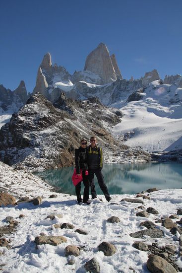 Uns gefällt's hier! Und wäre es nicht doch a bisserl frisch und lägen nicht noch 4 Stunden Fußmarsch zurück vor uns, würden wir glatt noch ein bisschen bleiben.
Und wer hat das Bild gemacht?! Claro, der Tramper aus Hamburg 