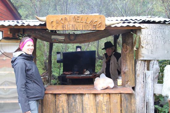 Und weil die Familie eben geschäftstüchtig ist, wird man beim Abstieg schon vom unwiderstehlichen Geruch des Grills angelockt und kann gar nicht anders, als sich ein Würstchen gönnen. Zumal der nette Herr Grillmeister optisch exakt dem Bilderbuchargentinier entspricht, wie man ihn sich so vorstellt. 
Beim stolzen Preis von rund 4 Euro müssen wir erstmal schlucken, aber beim Probieren stellen wir fest, dass die Würstchen jeden Cent wert sind. Selten so leckere gegessen! Und um frechen Kommentaren vorweg zu greifen: Nein, das Foto ist nicht entstanden, nachdem Anni noch 10 weitere Würstchen verinnerlicht hat - da versteckt sich nur die Tasche drunter 