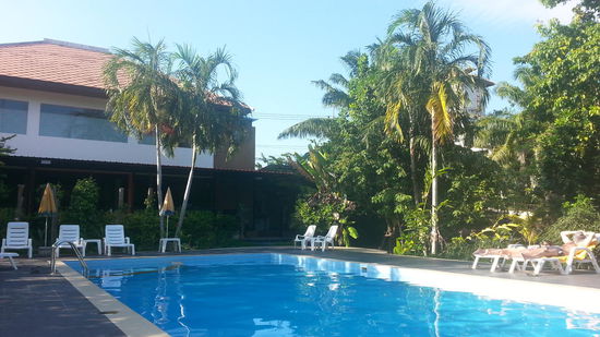 Unsere kleine aber feine Unterkunft.
Ein bisschen ab vom Schuss und somit angenehm ruhig. Mit dem Roller ist man aber in 3 Minuten im Trubel. Das Beste gab es aber gegenüber....