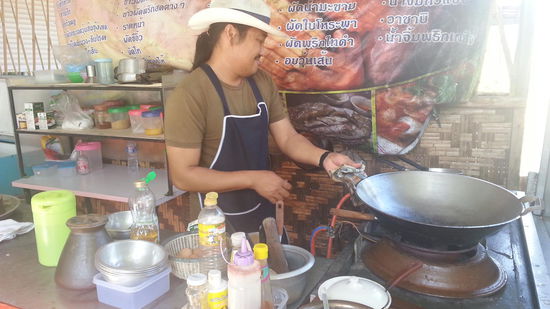 ...ein Plastikstuhl Thai Restaurant. Ursprüngliche Küche zu ursprünglichen Preisen. Lecker!!!!!!