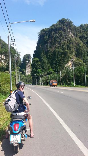 Die beste Art und Weise, das Land zu erkunden, ist für uns der Roller. Auch wenn Anni nach 2 x Wendemanöver inklusive Hinfallen nicht mehr so gern selbst fahren mag 