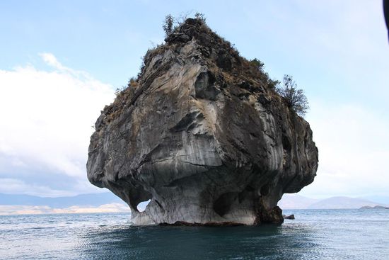 Von Weitem wie ein unscheinbarer Kalksteinfelsen mitten im See.