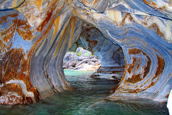 Das Meiste ist allerdings nur mit dem Boot zugänglich. Ein magisches Gefühl, durch diese Kanäle zu fahren!