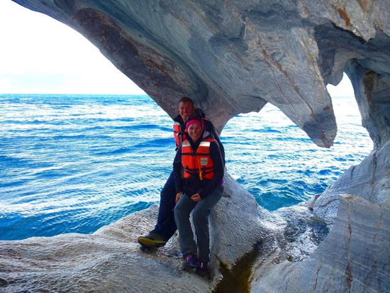 Ein Teil der Höhlen ist sogar begehbar. Die Wände sind so blank poliert, dass sie ganz rutschig sind und schwups, wurden die Schuhe erfolgreich auf ihre Wasserfestigkeit getestet 