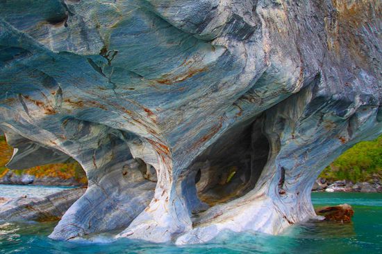 Aus nächster Nähe ist dann auch der Marmor erkennbar und die vielen Löcher und Höhlen, die das Wasser über so viele Jahre hinein geschliffen hat.