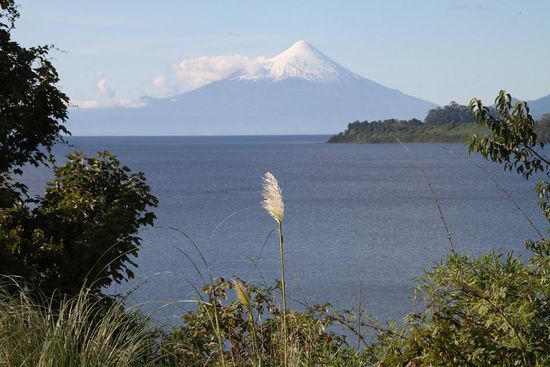 oben:
Blick von Puerto Varas über den See zum Osorno
unten:
Osorno (2.652m) und rechts nebenan der Calbuco (2.003m)