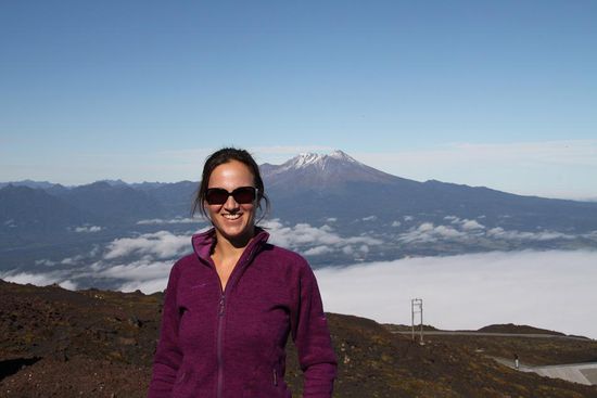 Im Hintergrund wieder der Calbuco.
Die Wolkendecke liegt über dem See und lässt es unten drunter in Puerto Varas und Umgebung gar nicht richtig hell werden.