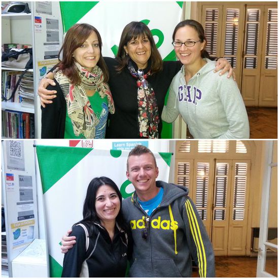 Anni mit "Klassenkameradin" Florence und Lehrerin Alejandra und Axel mit Lehrerin Valéria