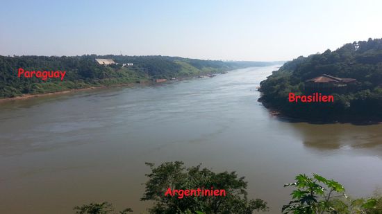Dreiländereck Argentinien-Brasilien-Paraguay
Nicht so spektakulär wie die Wasserfälle, aber irgendwie trotzdem ein cooles Gefühl, hier zu stehen. Die Grenze wird durch den Río Iguaçu und den Río Paraná gebildet.