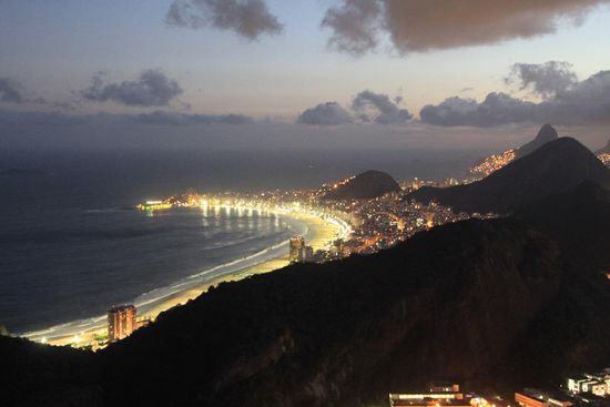 Die Copacabana ist auch abends nicht zu übersehen.