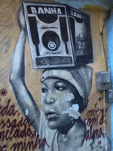 Dieses Graffiti ist von einem Foto entstanden, welches vor Jahren um die Welt gegangen ist. Es zeigt eine Bewohnerin der beim Transportieren des Einkaufs hinauf in die Favela.