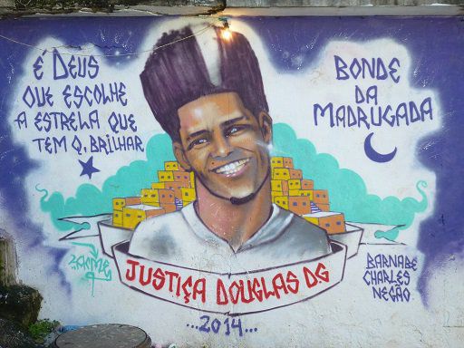 Tja, und hier ein ganz aktuelles Graffiti. Es zeigt den getöteten Tänzer Douglas Rafael da Silva Pereira an dem Platz, wo er angeblich von einem Balkon in den Tod sprang.