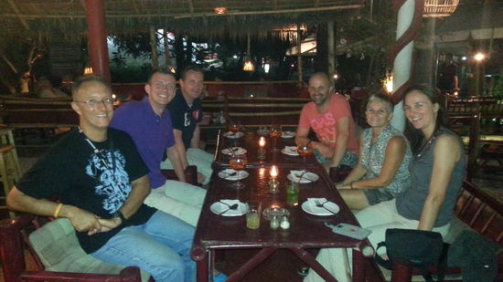 Mixed Table:
Unsere sehr herzlichen Gastgeber Alan und Heidi, aus England vor sieben Jahren nach Thailand ausgewandert, unsere Nachbarn in der Villa Geert und Olof aus Holland und wir zwei aus Deutschland.
Alle zusammen sitzen wir beim Spanier.......
Sämtliche Fußballklassiker an einem Tisch friedlich vereint!
Es war ein sehr netter und unterhaltsamer Abend bei überraschend guten Tapas auf einer Tropeninsel.
Europa und die Welt rückt zusammen... 