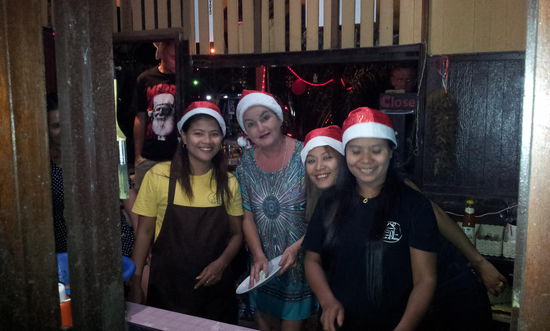 Unsere Gastgeber am Heiligabend: Weihnachtsfrau Uschi aus Deutschland mit ihren Feen aus Thailand.
Es gab ein vorzügliches Buffet aus aller Herren Länder:
Banana Flower Salad aus Thailand, Nudelsalat aus Deutschland, Muscheln mit scharfer Sauce aus Burma, Chicken Wings aus Internationale, Bruschetta aus Italien...
Und zum Nachtisch kam dann endgültig ein bisschen Weihnachtsfeeling auf: Lebkuchen, Spekulatius und Christstollen - alles frisch aus Deutschland von Uschis Familie mitgebracht.