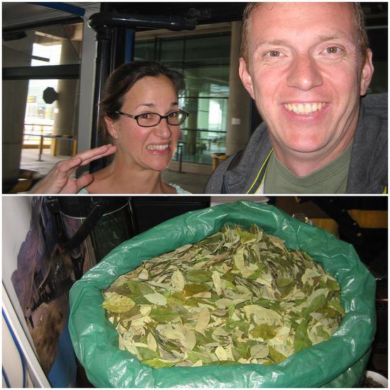 Oben: Die Nerven liegen blank vorm Flug.
Unten: Schöne große Wundertüte