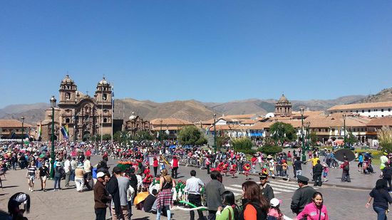 Auch in Cusco ist die prächtige "Plaza de Armas" das Herzstück der Stadt. Da wir kurz vor dem Sonnenwendenfest hier sind, dürfen wir jeden Tag tolle Paraden bestaunen und in der ganzen Stadt herrscht ordentlich Trubel.