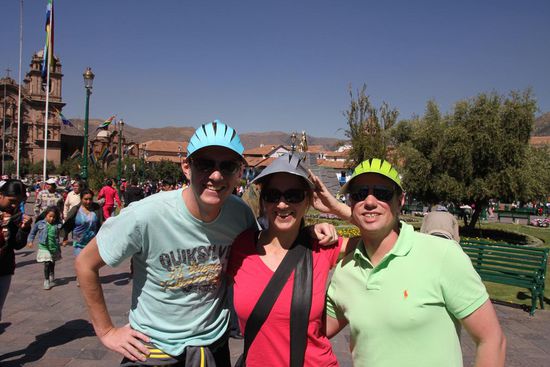 Und auch wir haben uns geschmückt, mit einem superschicken Sonnenhut aus Pappdeckel 