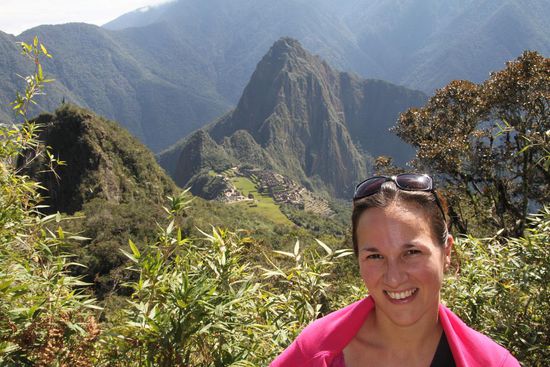 Machu Picchu selbst auf halber Höhe schon ganz mini im Hintergrund