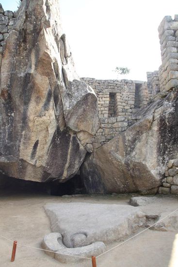 Tempel des Kondors
Auf dem Boden ist der Körper und ganz vorne der Kopf mit der Halskrause erkennbar. Die Flügel werden durch die beiden Felsen hintendran verkörpert (ein bisschen Fantasie, bitte!   )