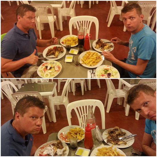 Bestellung war je ein halbes Hähnchen mit Pommes und Salat. Dass jeder einen halben Truthahn auf dem Teller hatte, ein Kilo Pommes jeweils auf einem weiteren Teller und noch einen eigenen, bunten Salatteller auf dem dritten, davon war bei der Bestellung keine Rede gewesen. Aber das Grinsen der Bedienung konnten wir uns dann immerhin selbst erklären... 