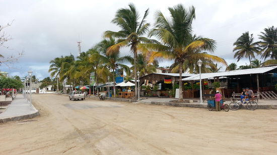 Hauptstraße und Strand von Puerto Villamil: Nix los 