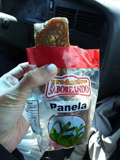 Panela: Laut Aussage unseres Veranstalters das ABSOLUT WICHTIGSTE für den Trip. Rohrzucker in Reinform. Super für die Höhe!!!!! Super für die Leistung!!!!! Super im Preis!!!!!!! Super Lecker!!!!!! Einfach ein SUPER Zeug....
Wir haben dann auch EINMAL rein gebissen...