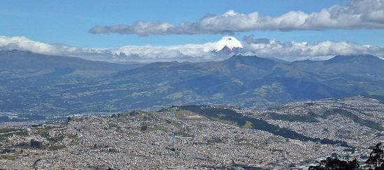Klein-Quito mit dem Cotopaxi im Hintergrund