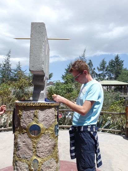 Das Ei will der roten Linie zum Trotz 
nicht auf dem Nagel stehen bleiben.