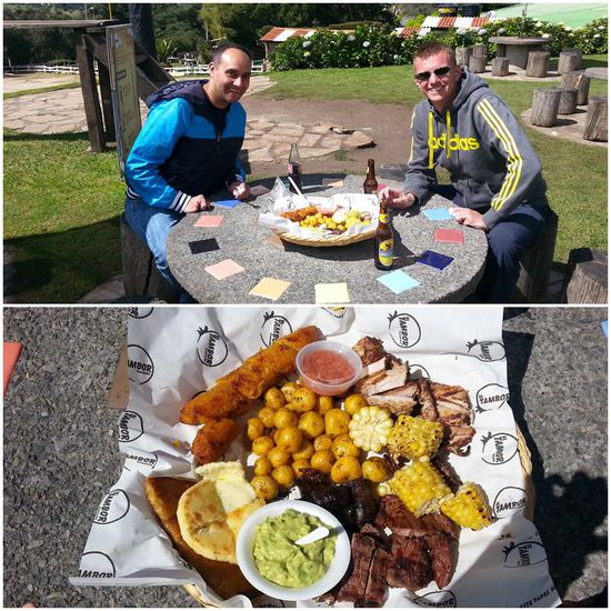 Lunch unterwegs
Wer soll das denn alles essen?!?!
Ei wir!!!!! Am Ende war NIX mehr da!!!
Neben Fleisch, Kartoffeln und Mais befindet sich oben links eine Kochbanane und unten links arepa con queso, seeehr lecker!
