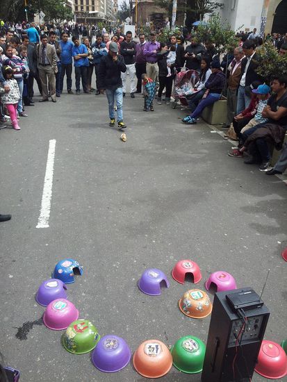 Wie bei den ecuadorianischen Nachbarn kommt den Meerschweinchen auch in Bogotá eine besondere Rolle zu. Wie beim Roulette darf man auf eines der bunten Häuschen wetten, in welches das Meerschweinchen flitzen wird. Und wer richtig getippt hat, der darf es anschließend...
Nee, keine Sorge, die werden hier nicht gefuttert. Es geht mal nur um den Spaß 