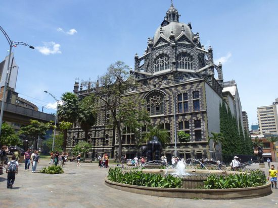 Plaza Botero mit Kathedrale