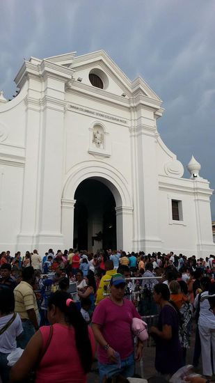 Während unseres Aufenthalts feierte Santa Marta auch das 489. Jahr seines Bestehens und da war dann auch mal ordentlich was los im Städtchen. Als eine Marienstatue feierlich über den Kirchplatz getragen wurde, passte keine Maus mehr auf die Fläche und manch ein Teilnehmer der Prozession war so gerührt, dass ein paar Tränchen flossen.