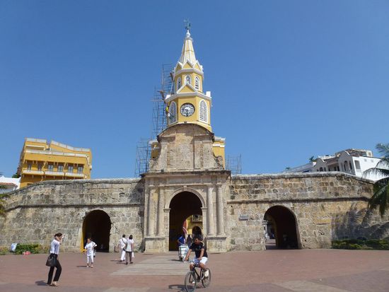 Oben: Eingangstor zur Altstadt
Unten: Blick Richtung Kathedrale