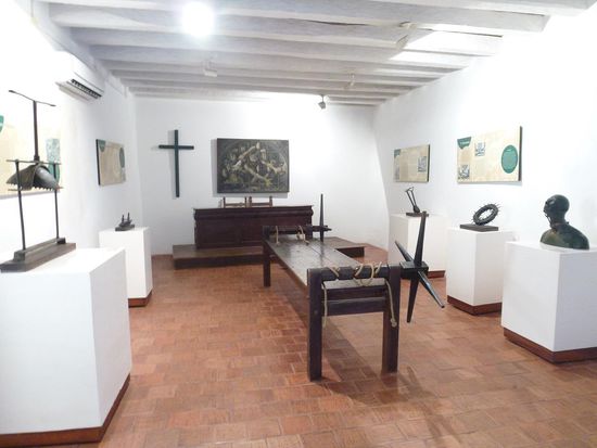 Im Inquisitionsmuseum gibt es gruselige Folterinstrumente zu sehen. Eine Methode, um eine Hexe zu überführen, fand mittels einer Waage statt. Jeder Mensch sollte für jeden Zentimeter, den er über einen Meter groß war, exakt 1 kg wiegen. Und wenn Jemand bei einer Größe von 1,60 Meter nicht genau 60 kg gewogen hat, dann war der Beweis erbracht, dass es sich um eine Hexe handeln musste. Wahnsinn.