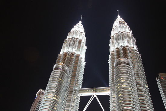 Die Petronas Twin Towers sind für uns eines der schönsten, wenn nicht DAS schönste bisher gesehene Gebäude der Moderne. Nachts erhellt es den Himmel wie drei Fraports übereinander... 