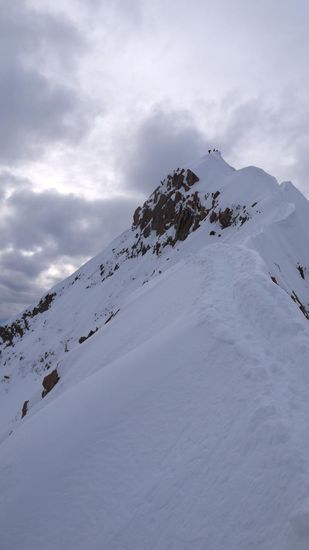Der schöne und scharfe Grat zum Gipfel