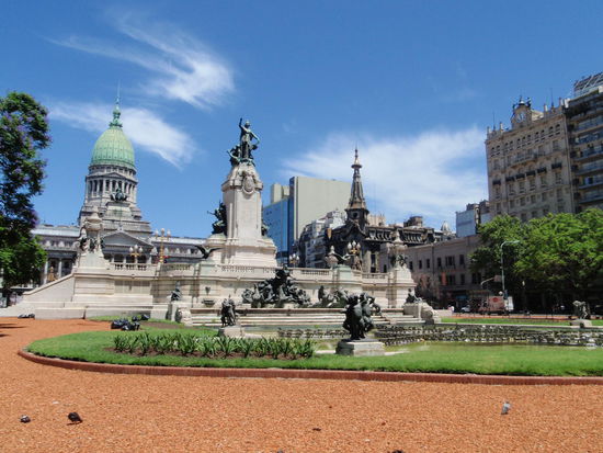 Wir wohnen im Centro  und können die Innenstadt zu Fuß erkunden. 
Der Kongreßpalast, ein Gebäude, das von der Architektur dem des 
Kapitols in Washington ähnelt, liegt vor unserer Haustüre. Anhand eines Stadtplanes, in welchem fast alle Straßen und Plätze eingezeichnet sind, finden wir uns gut zurecht. Die City ist schachbrettartig angelegt und jeder Block besteht aus 100 Häusern, egal, wieviele Gebäude sich dort tatsächlich befinden.
