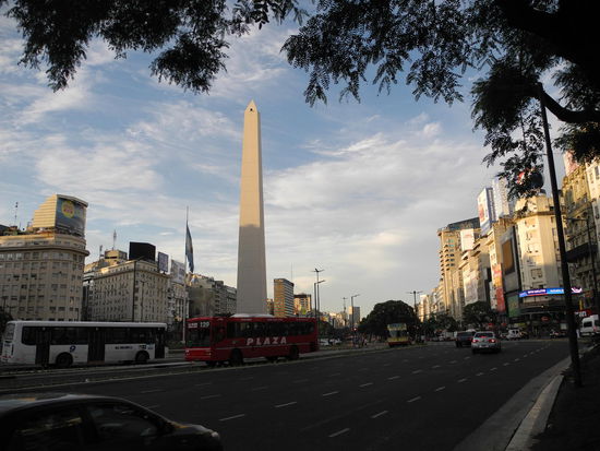 Wir treffen auf die Av.9 de Julio, eine der breitesten Prachtstraßen der Welt, als Fußgänger benötigt man mehrere Anläufe, um die Fahrbahnen zu überqueren. Die Argentinier nehmen auf Fußgänger wenig Rücksicht, da heißt es, laufen, laufen, laufen....  Der Obelisk ist 67,5 m hoch und wurde am 25. Mai 1936 zum 400. Jahrestag der Gründung von Buenos Aires dort aufgestellt.