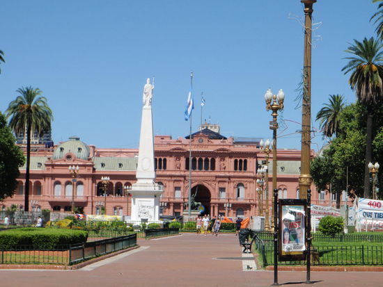 Wir besuchen die Casada Rosada (Präsidentenpalast)  im Regierungsviertel. Hier sind Besichtigung und Führung umsonst. In acht Räumen wird die Geschichte Argentiniens mit ihren berühmten Persönlichkeiten, Künstlern und Sportlern dargestellt.