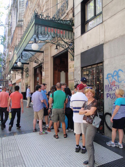 Das Cafe Tortoni wurde 1858 eingeweiht und hat eine perfekte kostenlose Werbung, denn es wird in fast allen Reiseführern erwähnt. Dementsprechend groß ist der Andrang und wir müssen ca. zwanzig Minuten anstehen.
