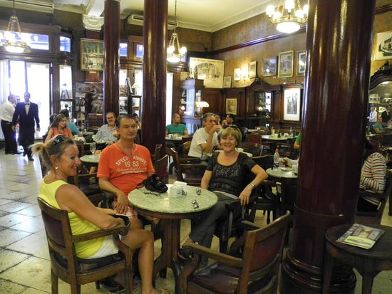 Es lohnt sich wirklich, man fühlt sich ins damalige Zeitalter versetzt.
Wir genießen den Cafe cortada und selbst gemachten Kuchen.